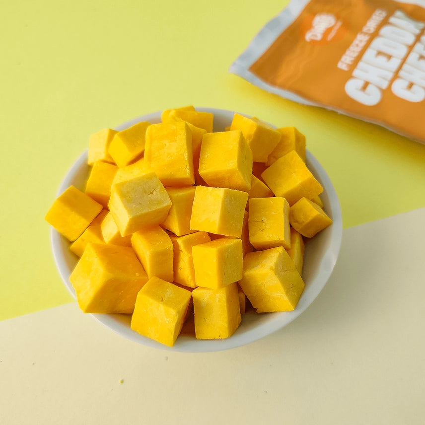 Pakastekuivattuja cheddarjuustokuutioita (85 grammaa)